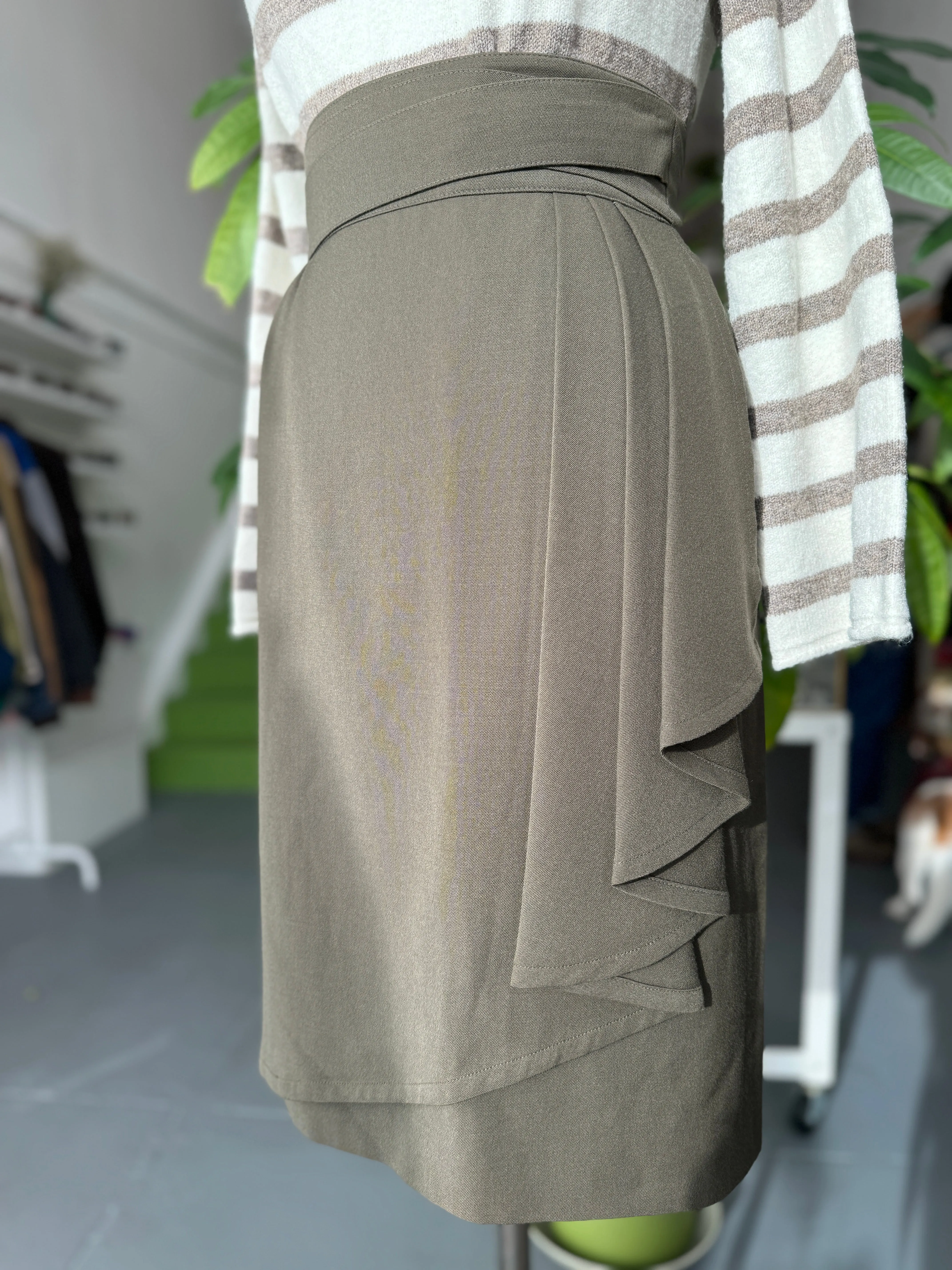 Designer ESCADA skirt waist “28”