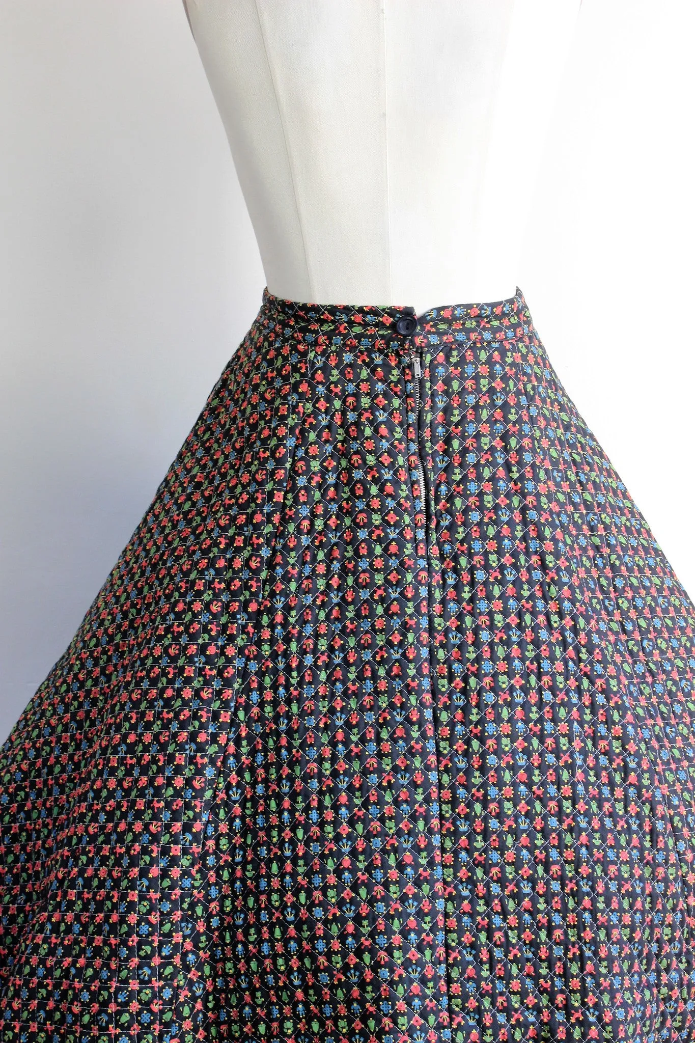 Vintage 1950s Black Quilted Circle Skirt /  Novelty Print